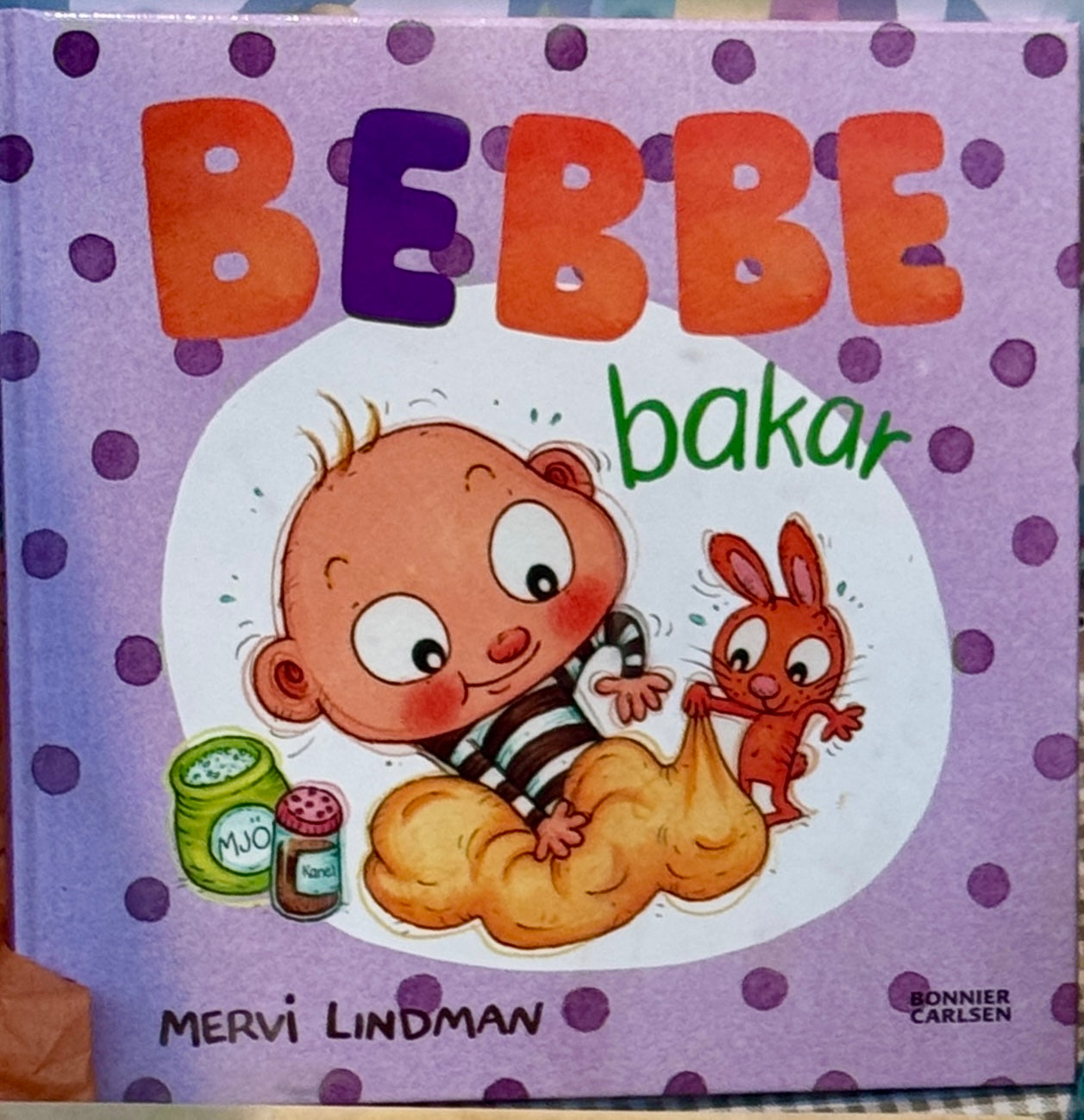 Bebbe bakar & pussel med kakor